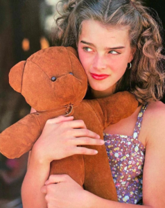 ブルック・シールズ、10歳でヌード写真を撮らせた毒母についてドキュメンタリーで語る | CELEB ☆ TIMES