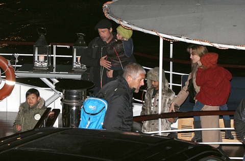 PITT JOLIE IP3 112810 04