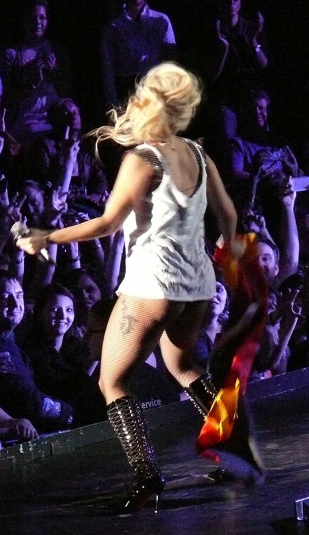 ladygaga201369_02