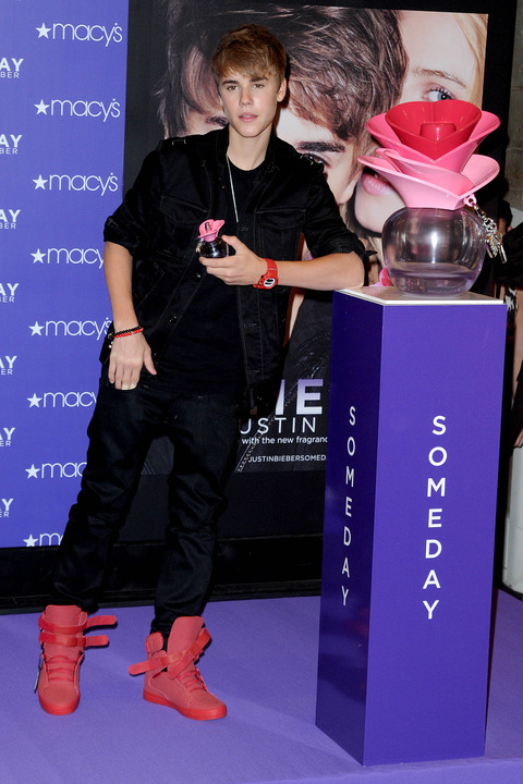 justin_bieber_macys_01_wenn5679209