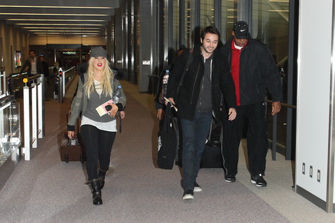 どこまで行ってもくっつかず