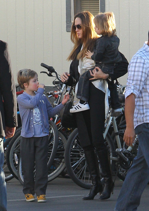 AJolieCIRQUEexclusive122812_021_X17