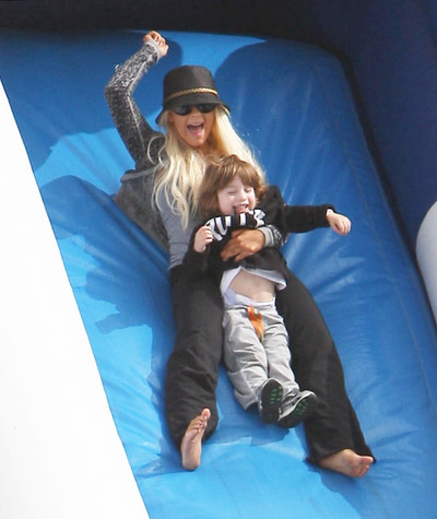 aguilera101410_11_X17