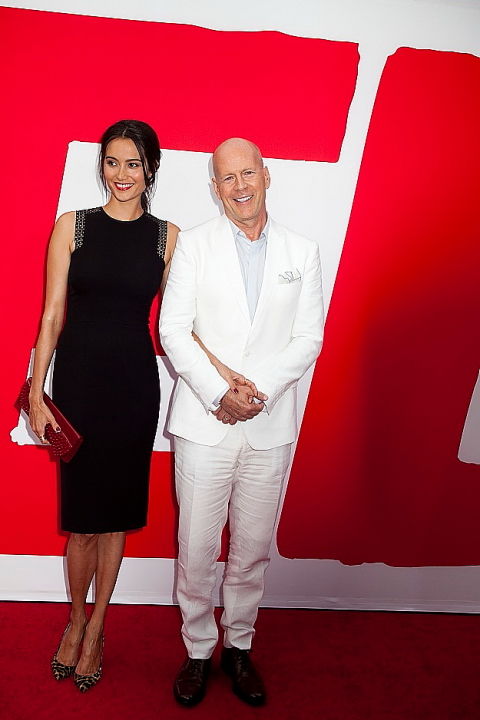 『REDリターンズ』(右)ブルース・ウィリス(左)妻エマ・へミング