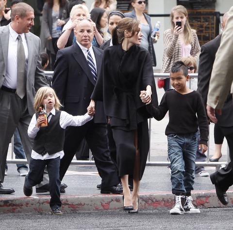 joliepittkid052211_22_X17