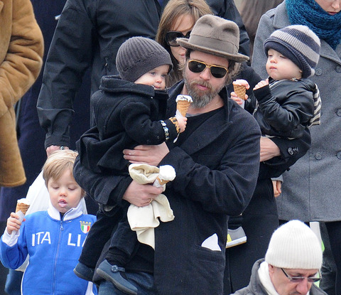 PITT JOLIE 2 030310 19