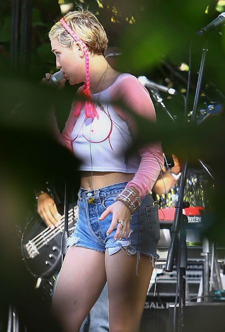 FFN_Cyrus_Miley2014124_01