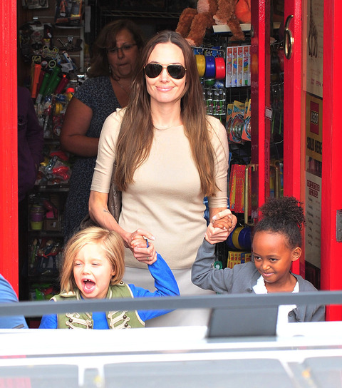 ANGELINA JOLIE 072611 02