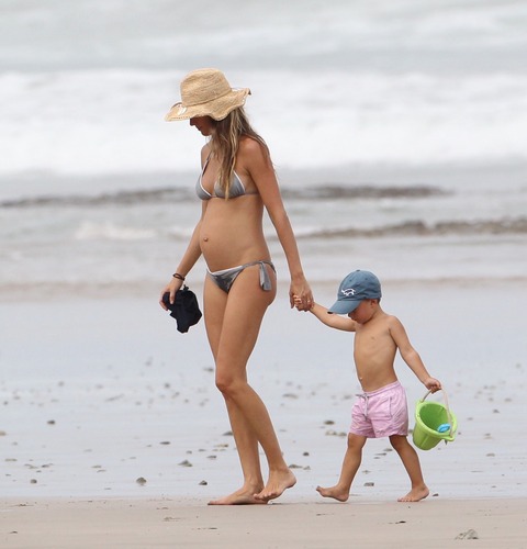 GBundchenBeach072912_12_X17