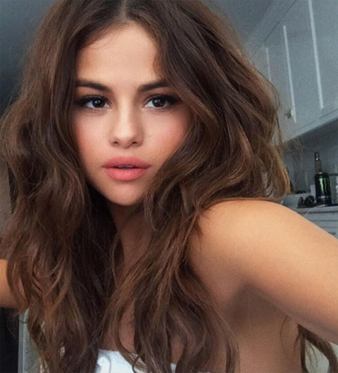 selena2017212_001