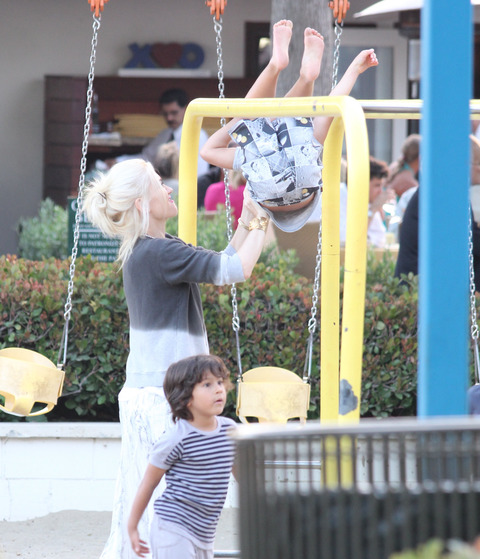 gstefaniexcl081011_30_X17