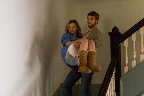 01『フィフス・ウェイブ』クロエお姫様抱っこ