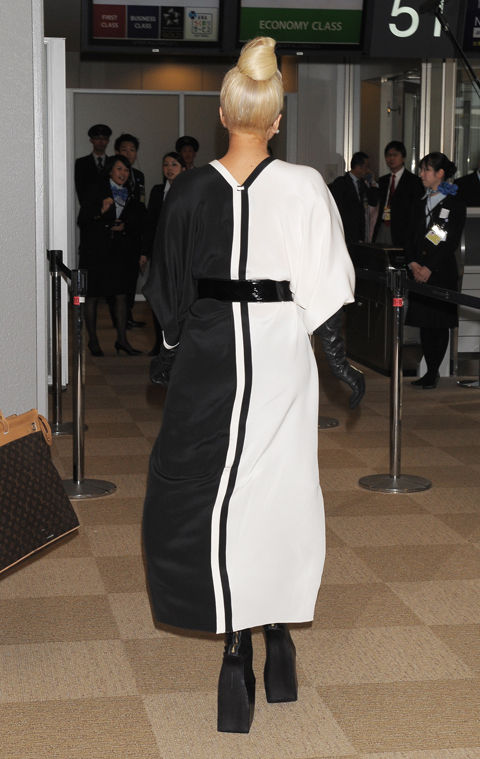 gaga_japan_20111224_2