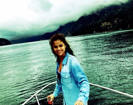 selena2014214_01