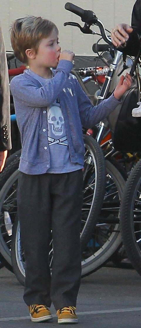 AJolieCIRQUEexclusive122812_021_X171