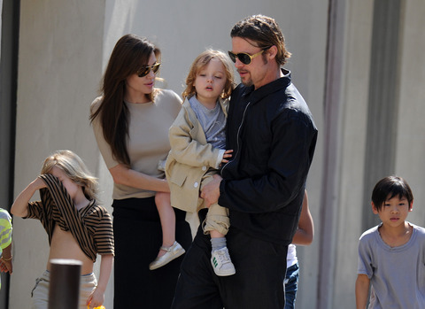 FP_7007898_JoliePitt_Walking_AAR_05_16