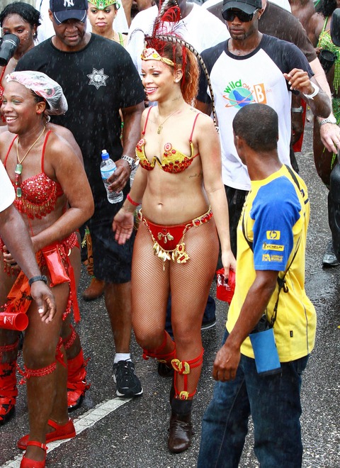 FP_7677845_BIG_Rihanna_Carnival_17_38
