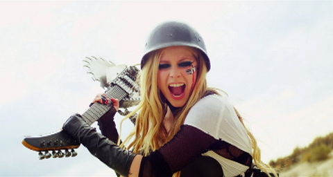 av05 アヴリル_RnR_MV場面写真2ギター